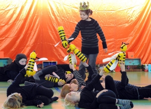 Kinder spielen mit Bienen, die sie aus Pfandflaschen selbst gebaut haben.