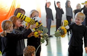 Kinder spielen mit Bienen, die sie aus Pfandflaschen selbst gebastelt haben.