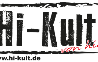 Der Schriftzug von "Hi-Kult". Schwarze Schrift auf weißem Grund, rund herum ist ein schwarzer Kasten gezeichnet. Die Schrift ist gebrochen, als wäre sie mit einem Schwamm gemalt worden. Unter "Hi-Kult" steht in roter, kursiver Schrift: "von hier". Darunter ist die Webadresse von Hi-Kult zu finden: www.hi-kult.de.