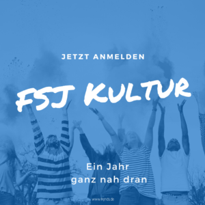 Jugendliche recken die Arme in die Luft und lachen. Der Hintergrund ist blau. Darüber steht in weißer Schrift: "Jetzt anmelden. FSJ Kultur. Ein Jahr ganz nah dran."
