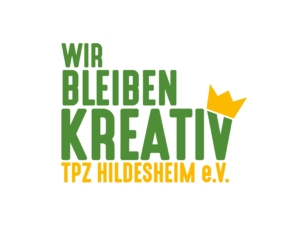 Grüne Schrift auf weißem Hintergrund: "Wir bleiben kreativ. TPZ Hildesheim e.V." Auf dem "V" des Wortes "kreativ" sitzt eine gelbe Krone.