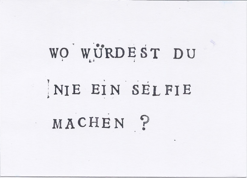 Weiße Schrift auf schwarzem Hintergrund: "Wo würdest du nie ein Selfie machen?"
