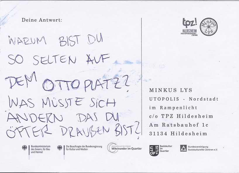 Die Rückseite einer Postkarte. Auf der Karte steht: "Warum bist du so selten auf dem Ottoplatz? Was müsste sich ändern das du öfter draußen bist?".