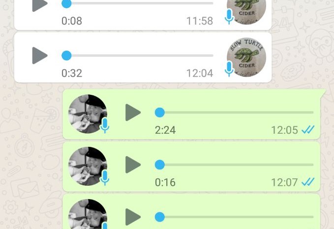 Man sieht den Verlauf eines Chats bei Whatsapp. Zwei Personen schicken sich gegenseitig Sprachnachrichten.