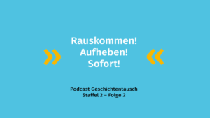 Blauer Hintergrund mit dem Zitat: "Rauskommen! Aufheben! Sofort!" Darunter steht in schwarzer Schrift: "Podcast Geschichtentausch Staffel 2 - Folge 2".