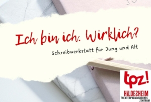 Im Hintergrund befinden sich zwei Notizbücher in blau und rosa. Davor steht der Text: "Ich bin ich. Wirklich? Schreibwerkstatt für Jung und Alt".