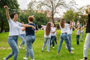Menschen tanzen zusammen im Park.