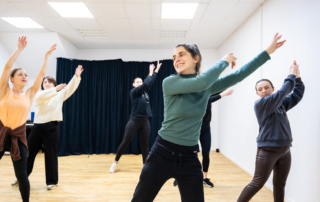 Personen präsentieren eine Choreographie.