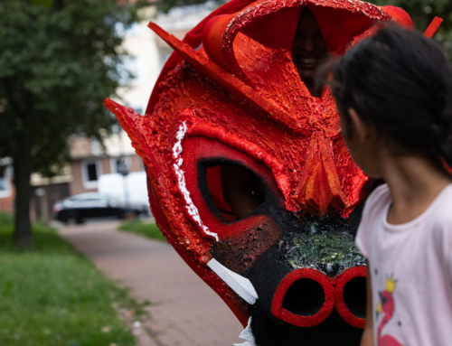 Teilnehmende für Masken-Walkact gesucht